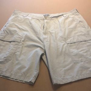 Khaki men’s cargo shorts size 42 9” inseam